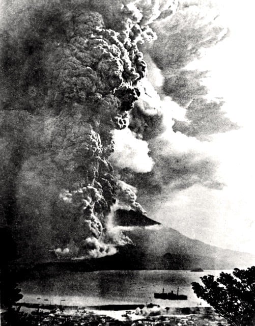 A large volcanic eruption occurred in 1914, connecting the volcano to the mainland.
