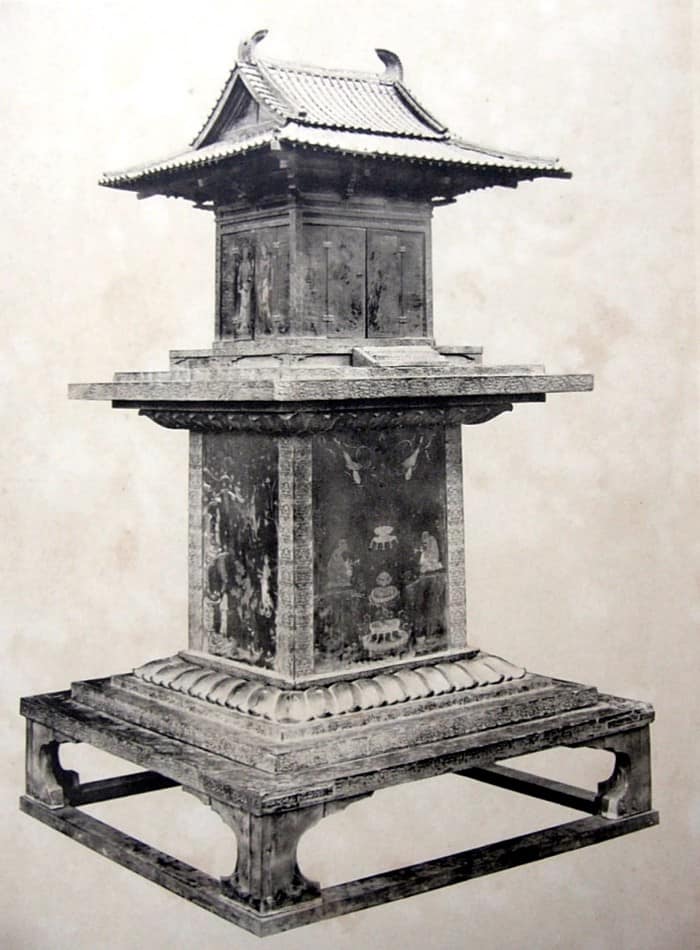 Three-legged crow appears on the Tamamushi Shrine from the Nara Period.

