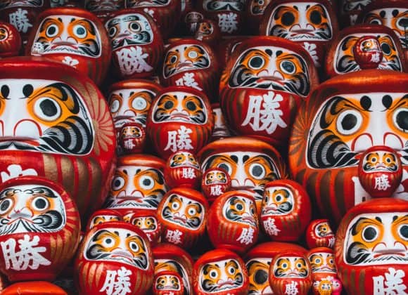 Daruma dolls gathered at shrine.