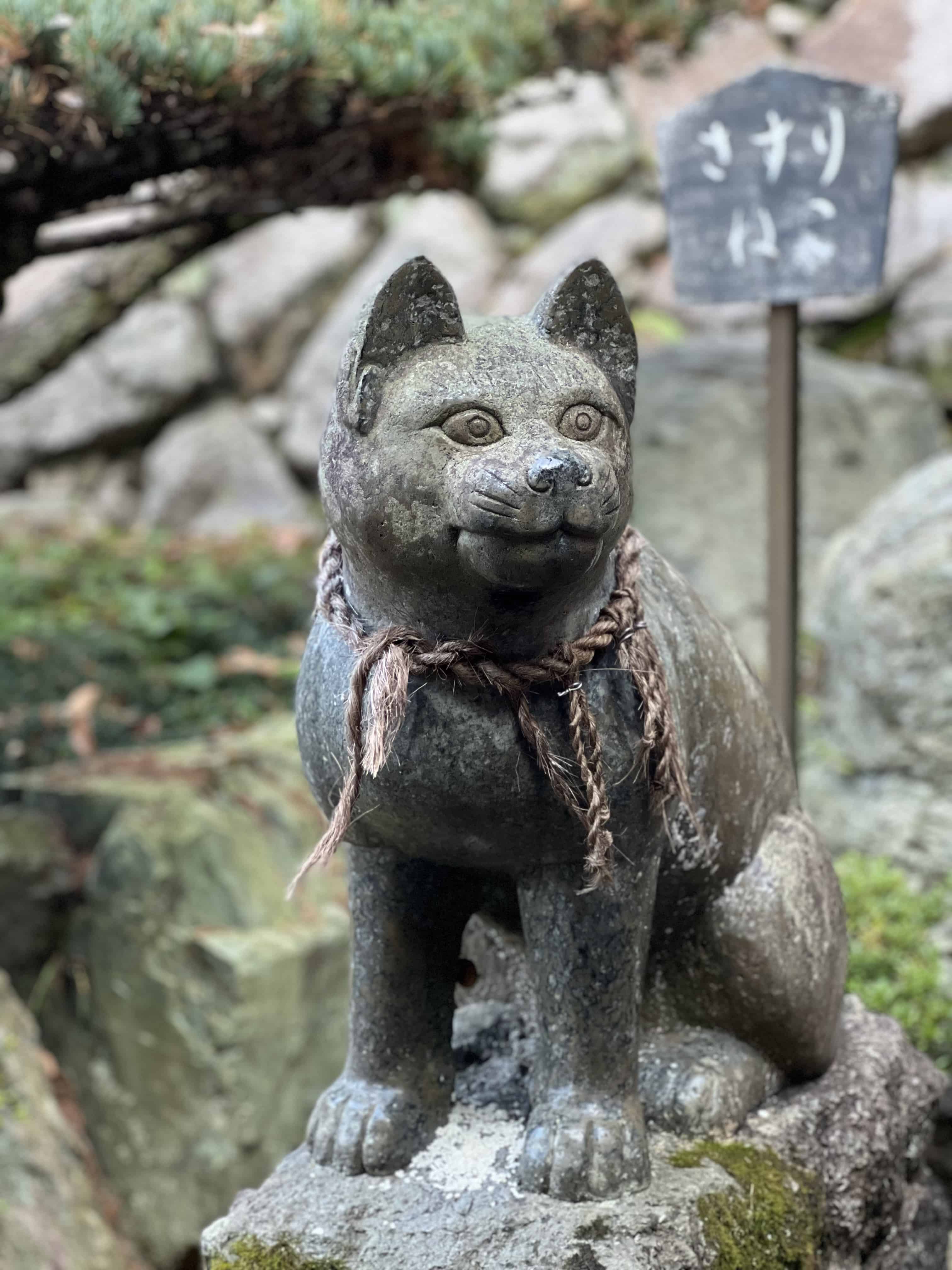 Sasuri Neko statue of a sitting cat.