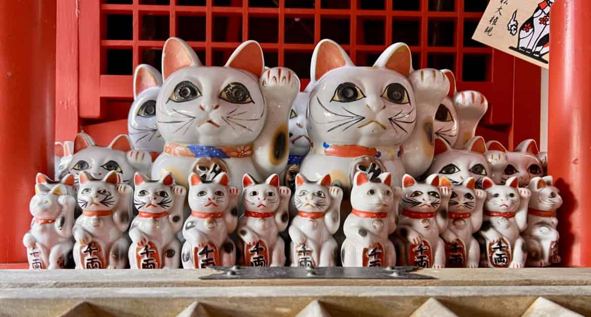 Omatsu Daigongen shrine's Maneki Neko statues