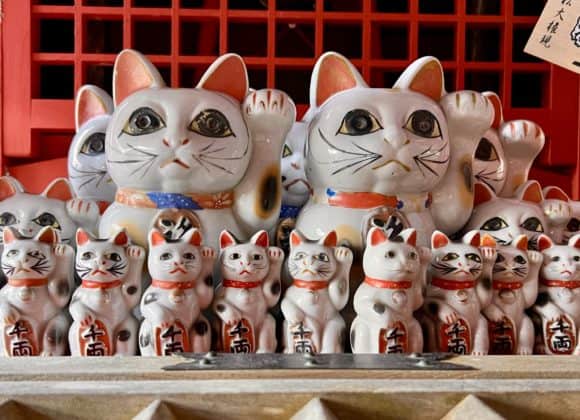 Omatsu Daigongen shrine's Maneki Neko statues
