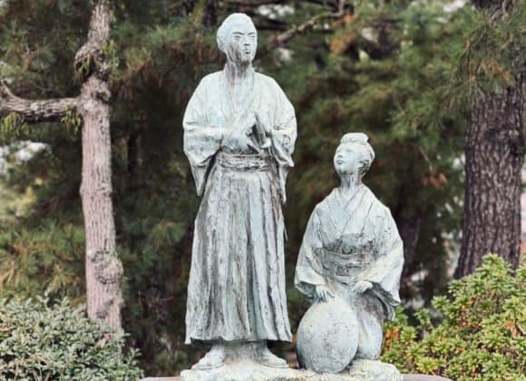 Statues of Sakamoto Ryoma and his bride, Oryo, on their honeymoon in Kagoshima.