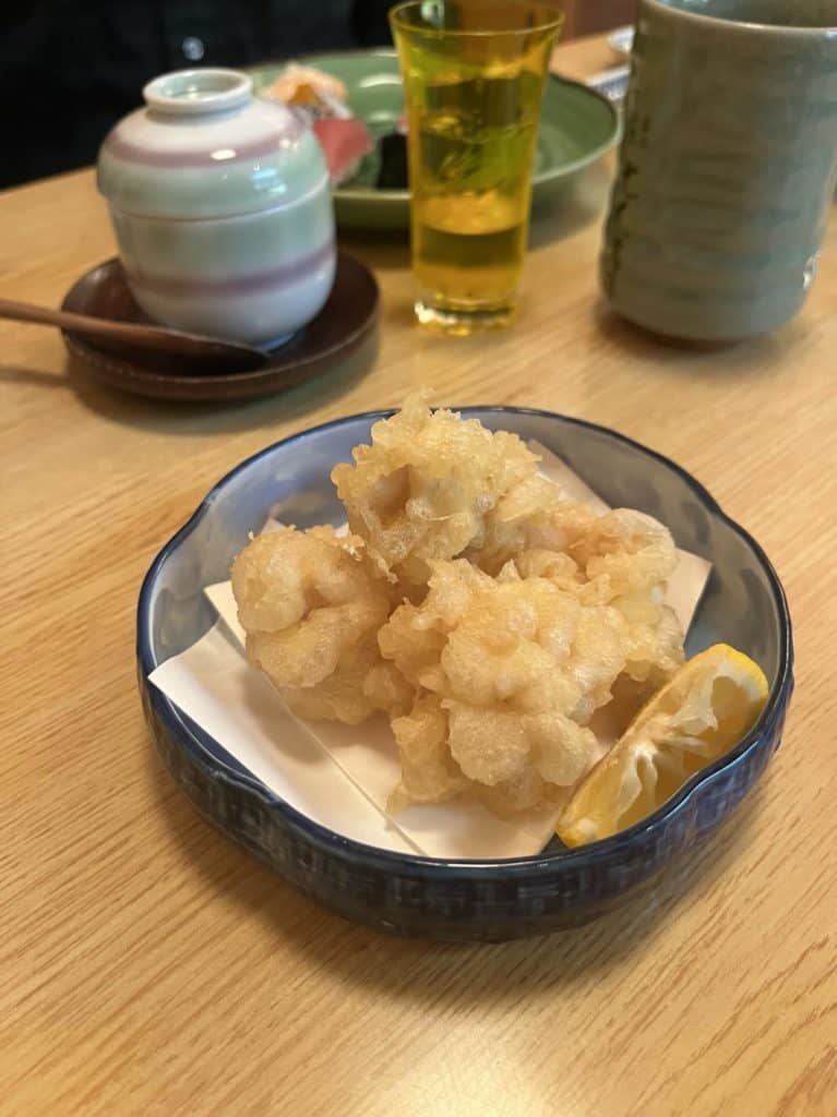 Tempura on plate with lemon.